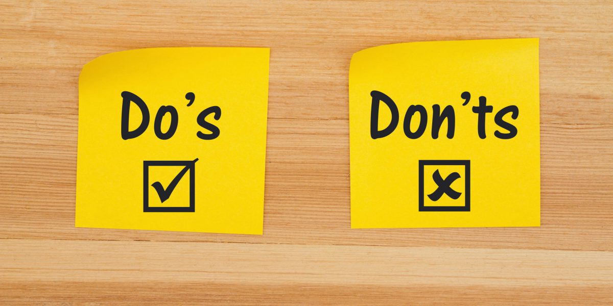 Do's and Don'ts for grammar on two sticky notes on textured wood desk
